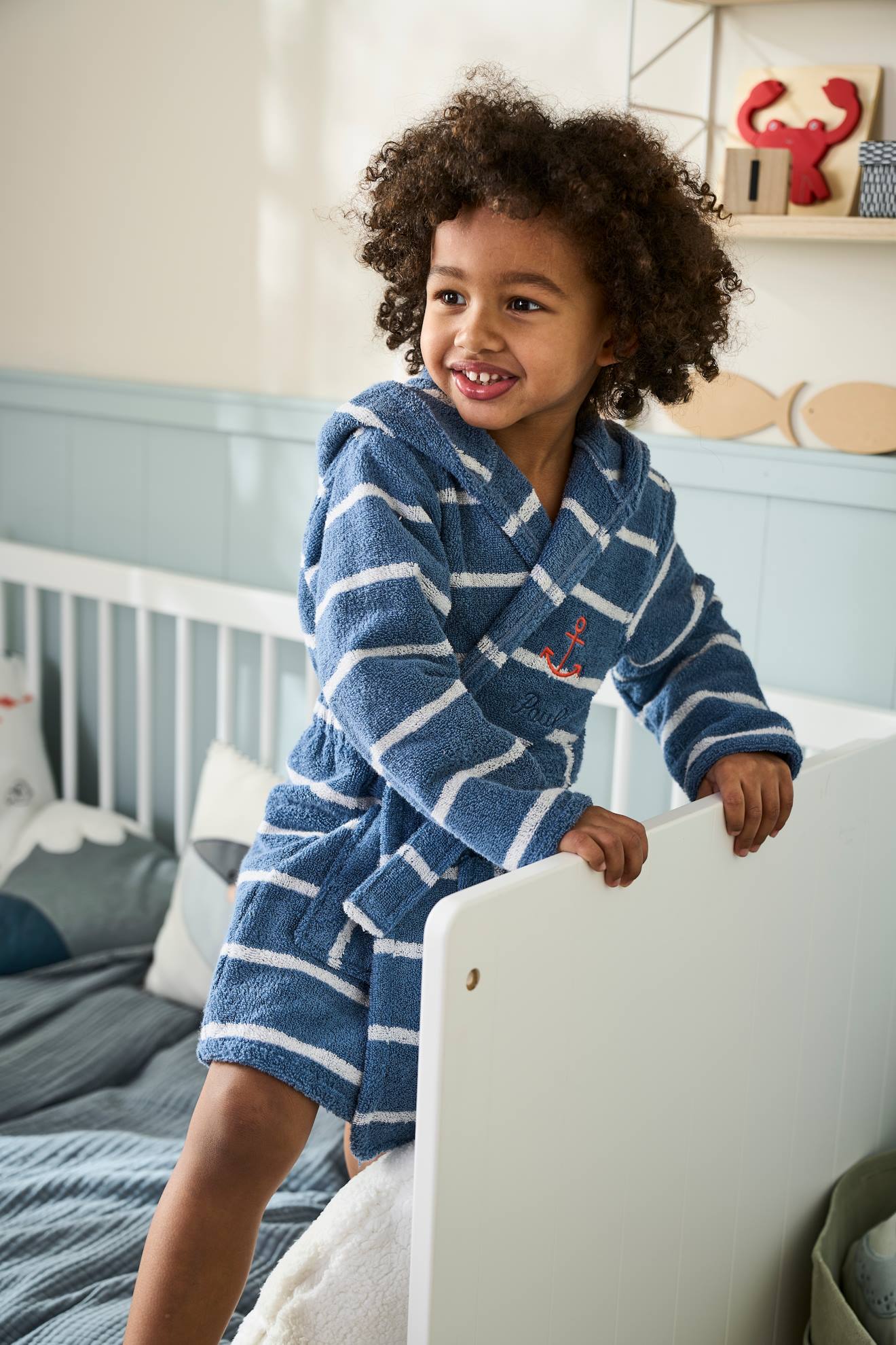 Roupão listrado com capuz, infantil e personalizável, tamanho médio, listrado em azul.