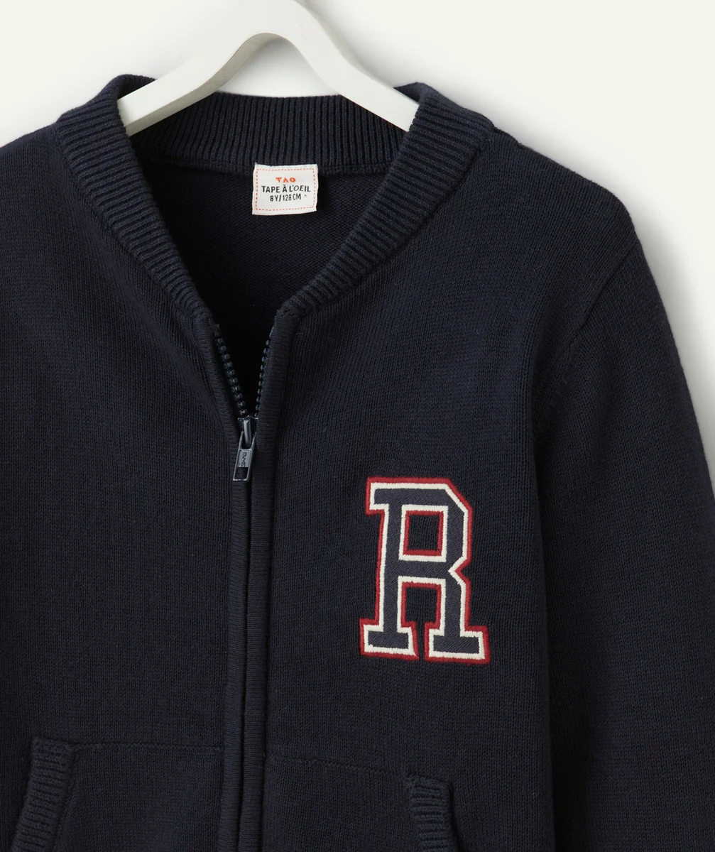 GILET GARÇON BLEU MARINE AVEC LETTRE BRODÉE