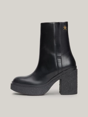 Botas de cano curto com salto e sola de crepe de couro