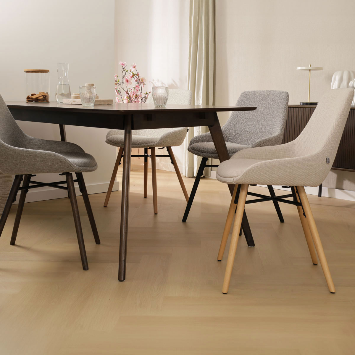 Eetkamerstoel Nena-Isa beige - walnoten onderstel