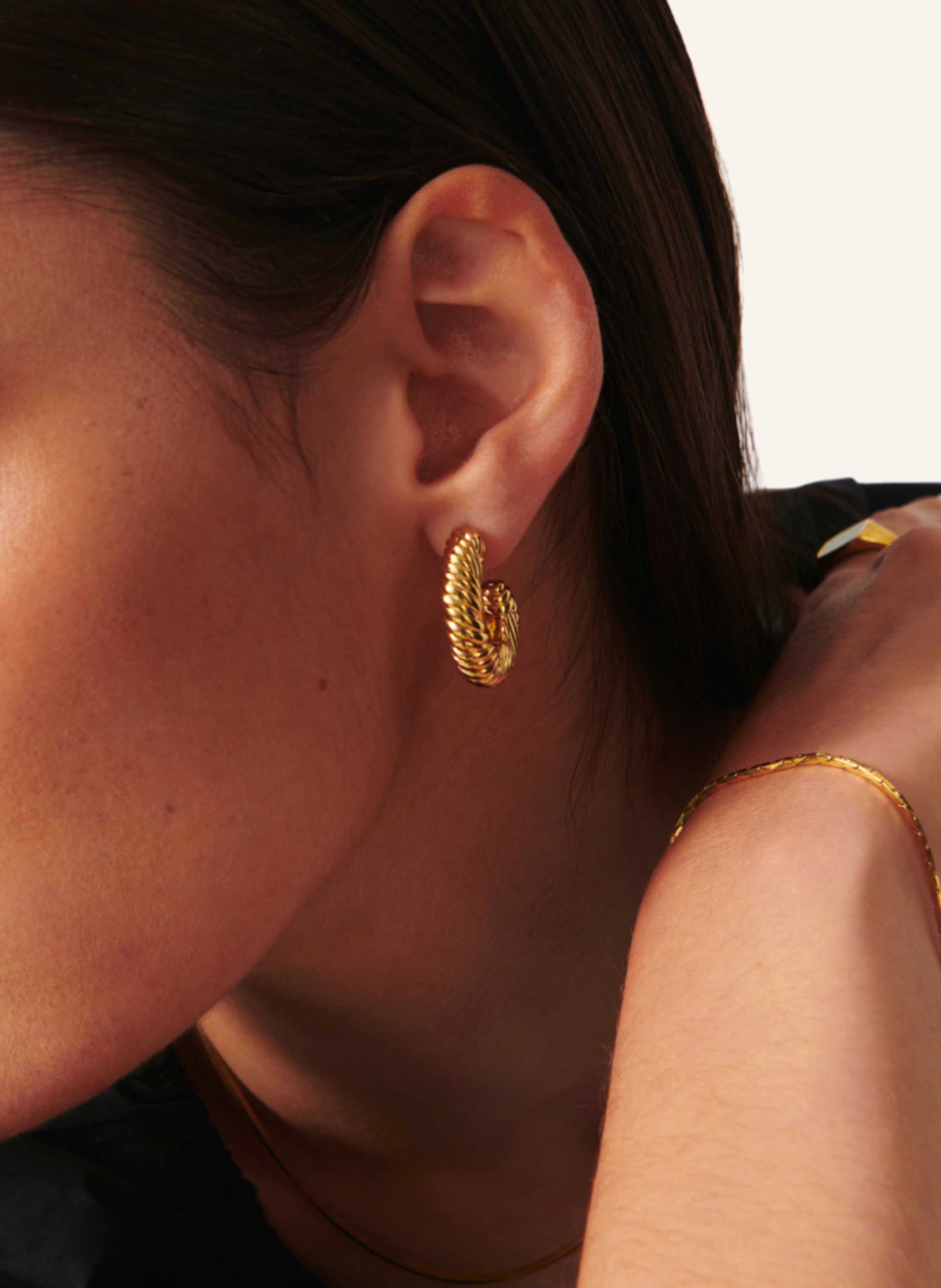 MISSOMA Ohrringe CHUBBY WAVY HOOPS by GLAMBOU