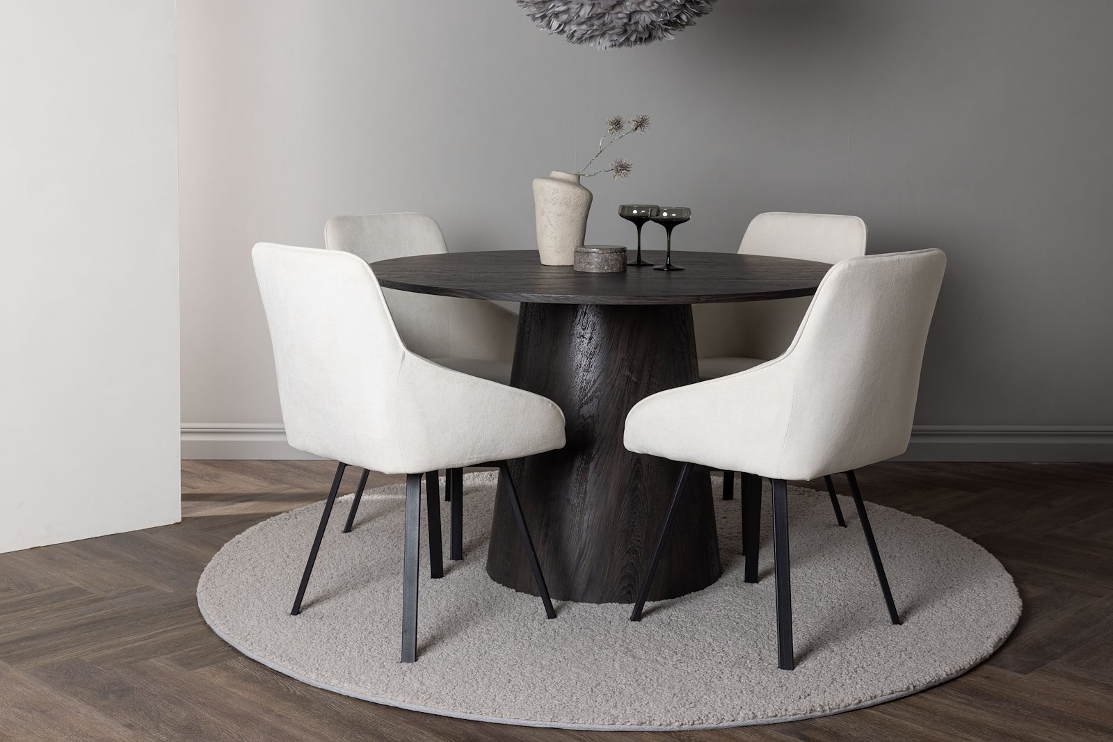Lanzo og Rosie Spisegruppe Lanzo rundt spisebord ø120cm i mocca med 4 stk. Rosie spisestoler i Beige og sorte ben.