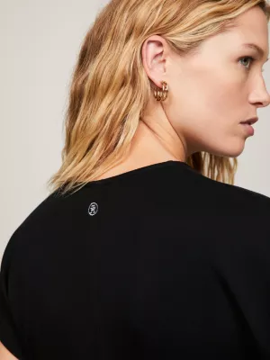 Vestido evasê com decote em V e comprimento até o joelho