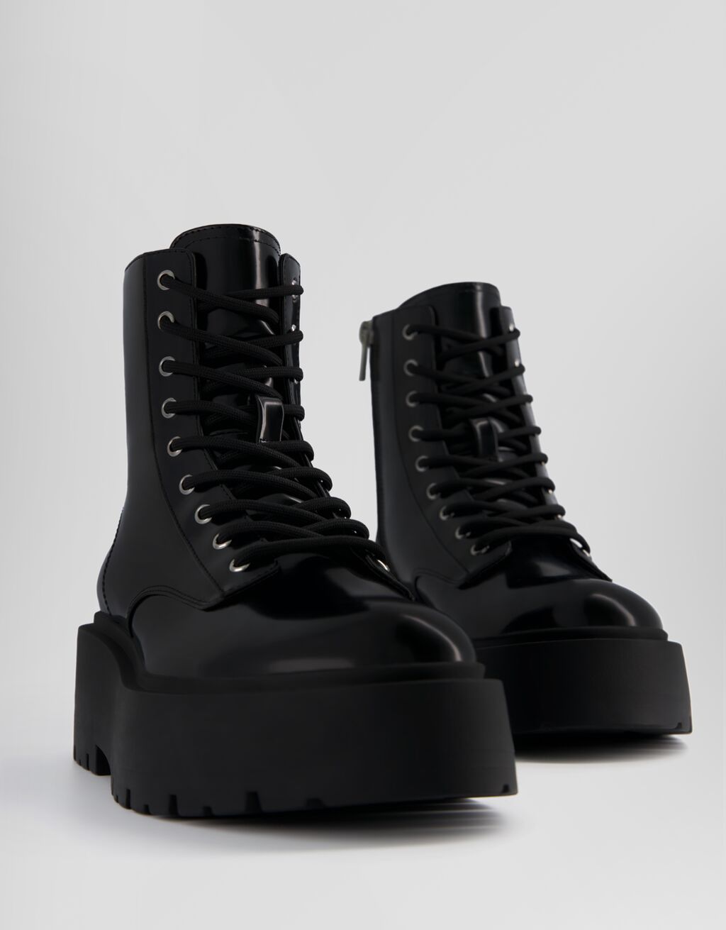 botas de cano curto com plataforma e cadarço