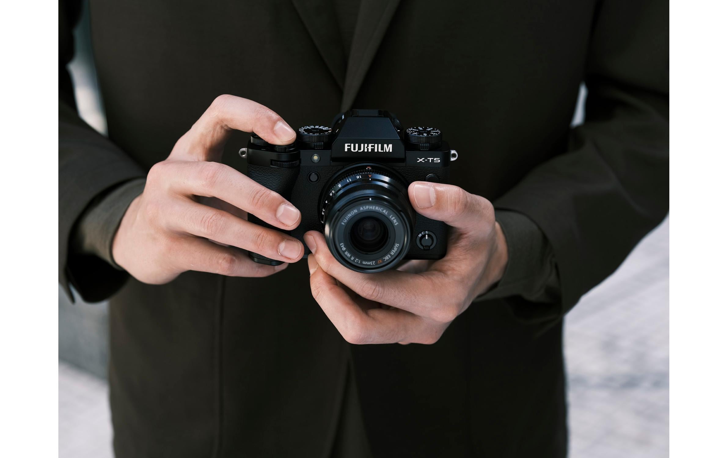 Fotokamera X-T5 Kit XF 16-80 mm Schwarz<br>Spiegellose Systemkamera mit 40.2 Megapixel-Sensor und integriertem Fünf-Achsen-Bildstabilisator