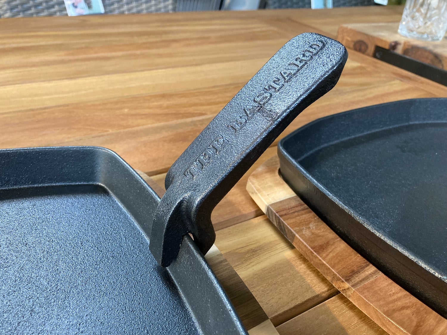 The Bastard barbecue grillplaat Sizzling met onderzetter Medium / Large 32,3 x 24,4 x 4 cm