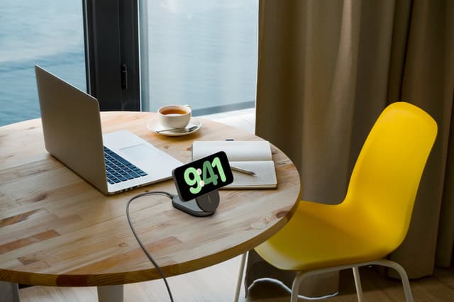 Belkin BoostCharge 2-i-1 15W Qi2 magnetisk oplader (sort)