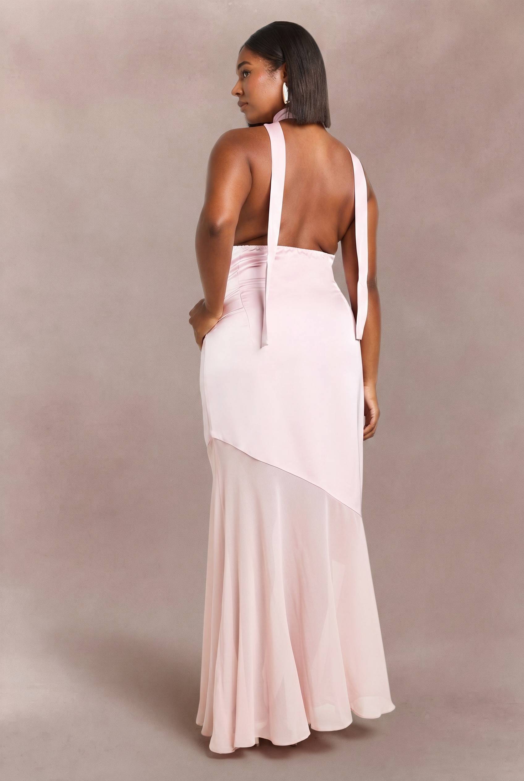 boohoo Robe Maxi Grande Taille En Mousseline Avec Détail Foulard En Satin