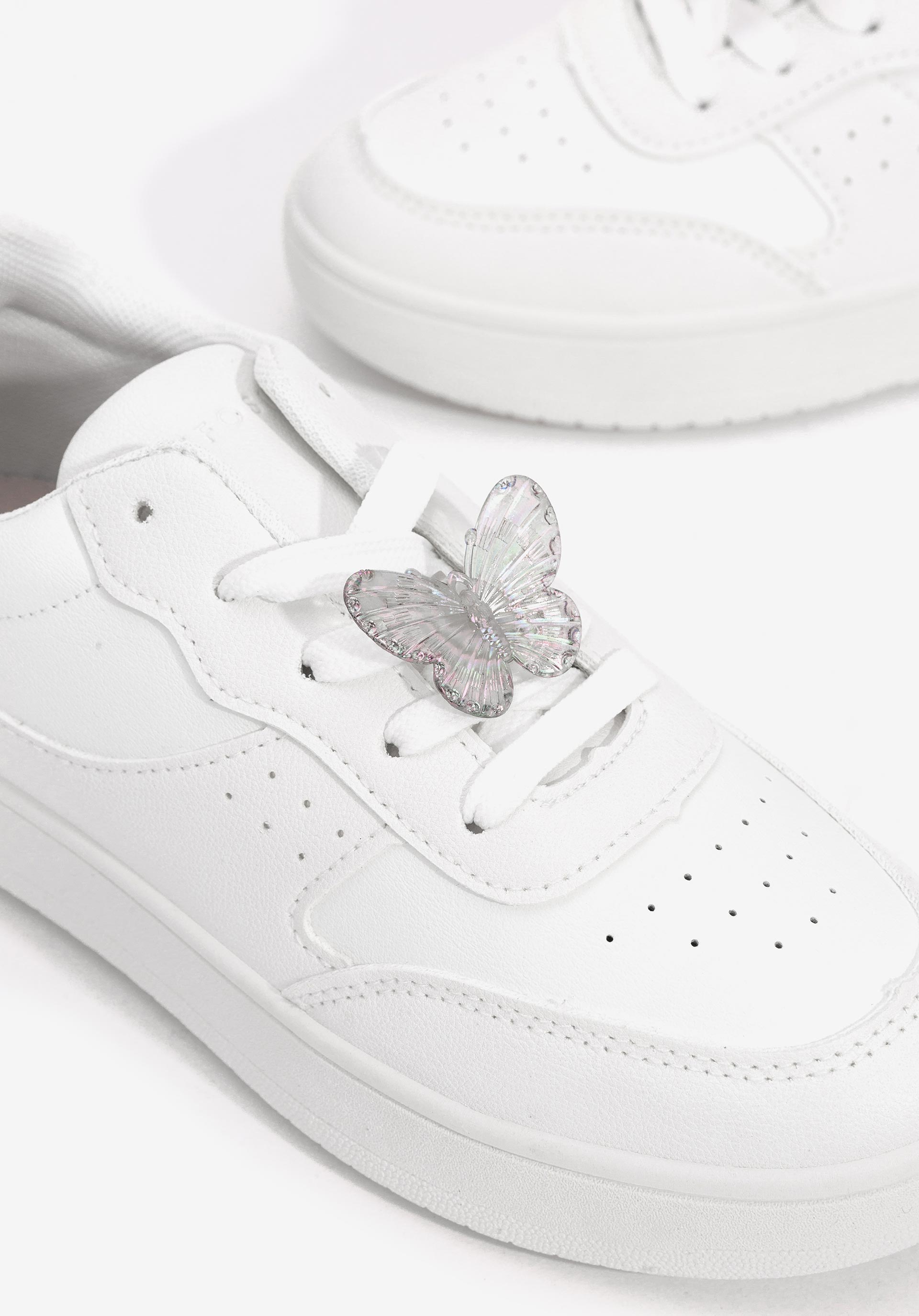 Sapatilhas Brancas com Borboleta