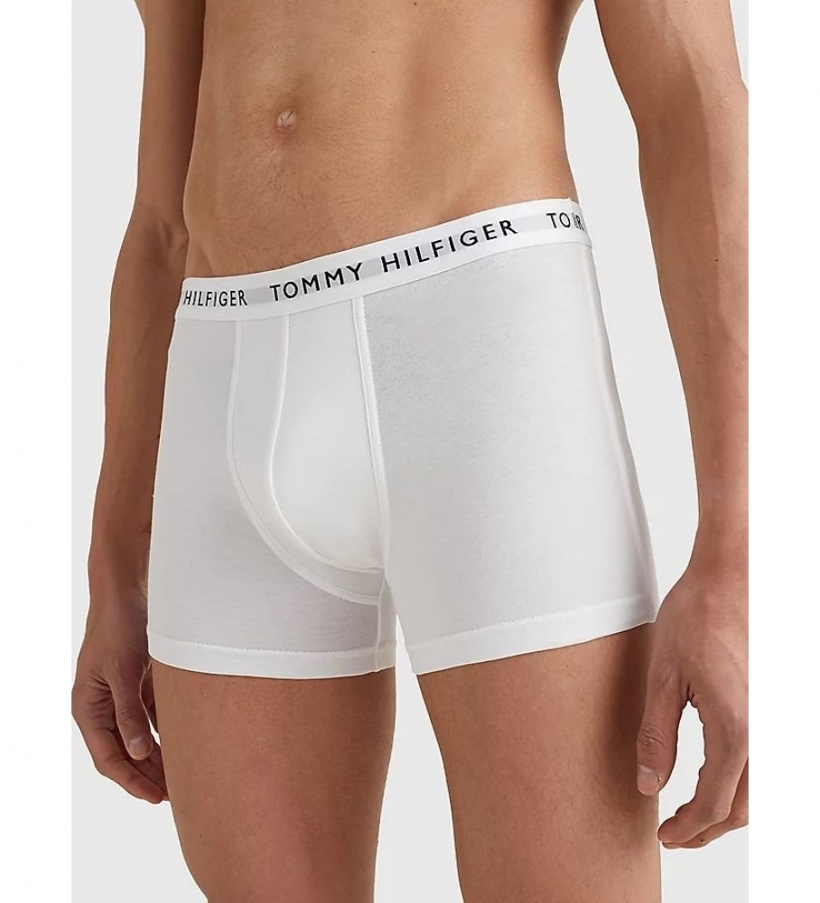 Conjunto de 3 cuecas boxer Tommy Hilfiger Trunk Essentials com logo, nas cores azul-marinho, vermelha e branca.