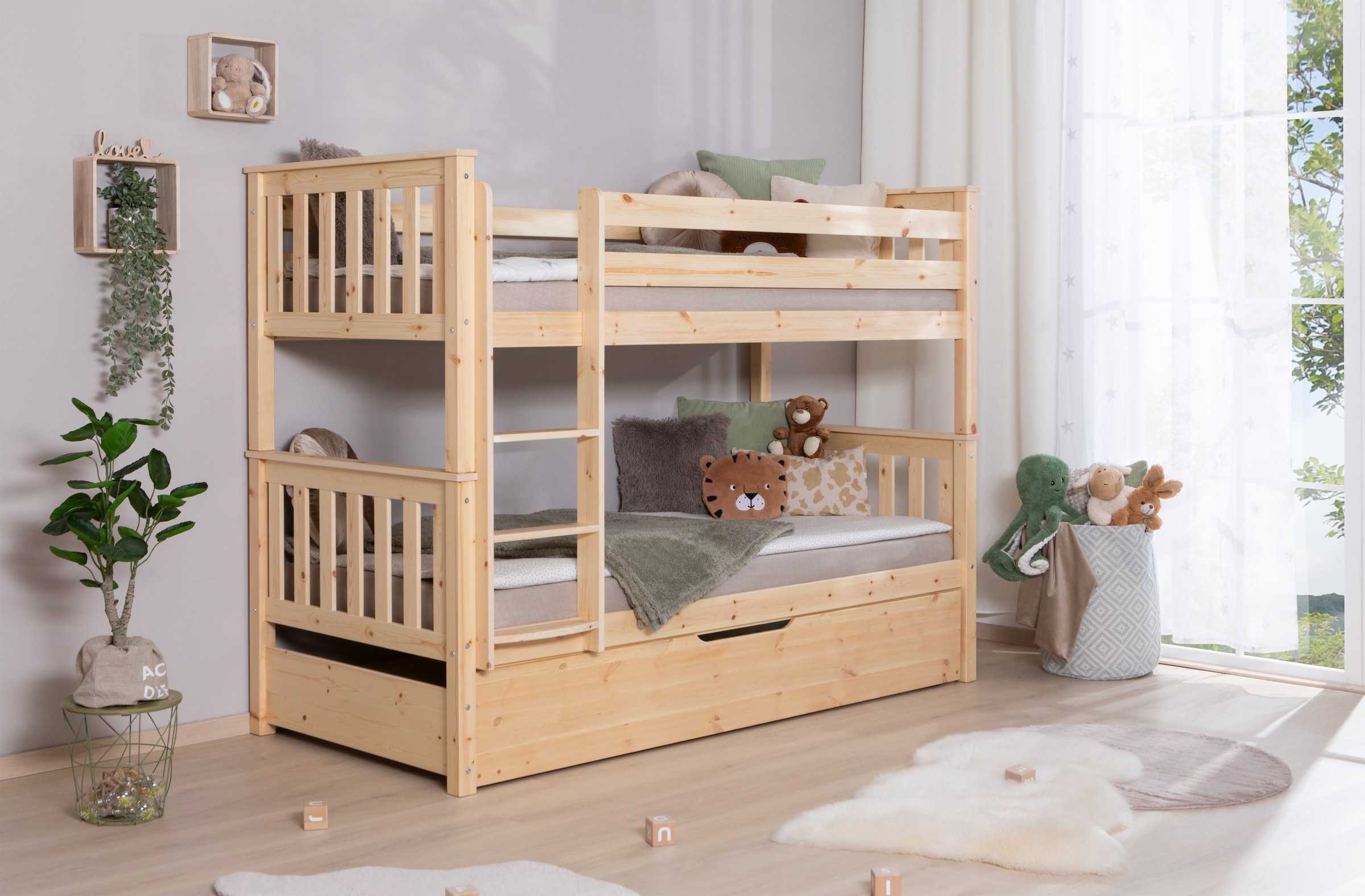 Ticaa Etagenbett »Sammy, umbaubar zu 2 Einzelbetten, edles Design im Landhausstil« 90x200cm,  inklusive Schubkasten, 2x Rollrost, zertifiziertes Massivholz Kiefer