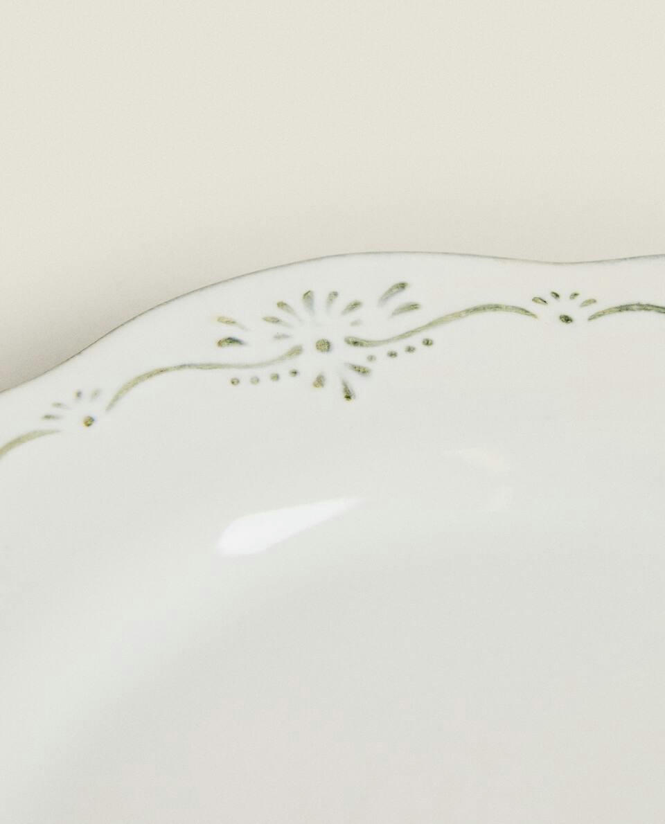 Prato de sobremesa em faiança com decoração natalina em relevo.