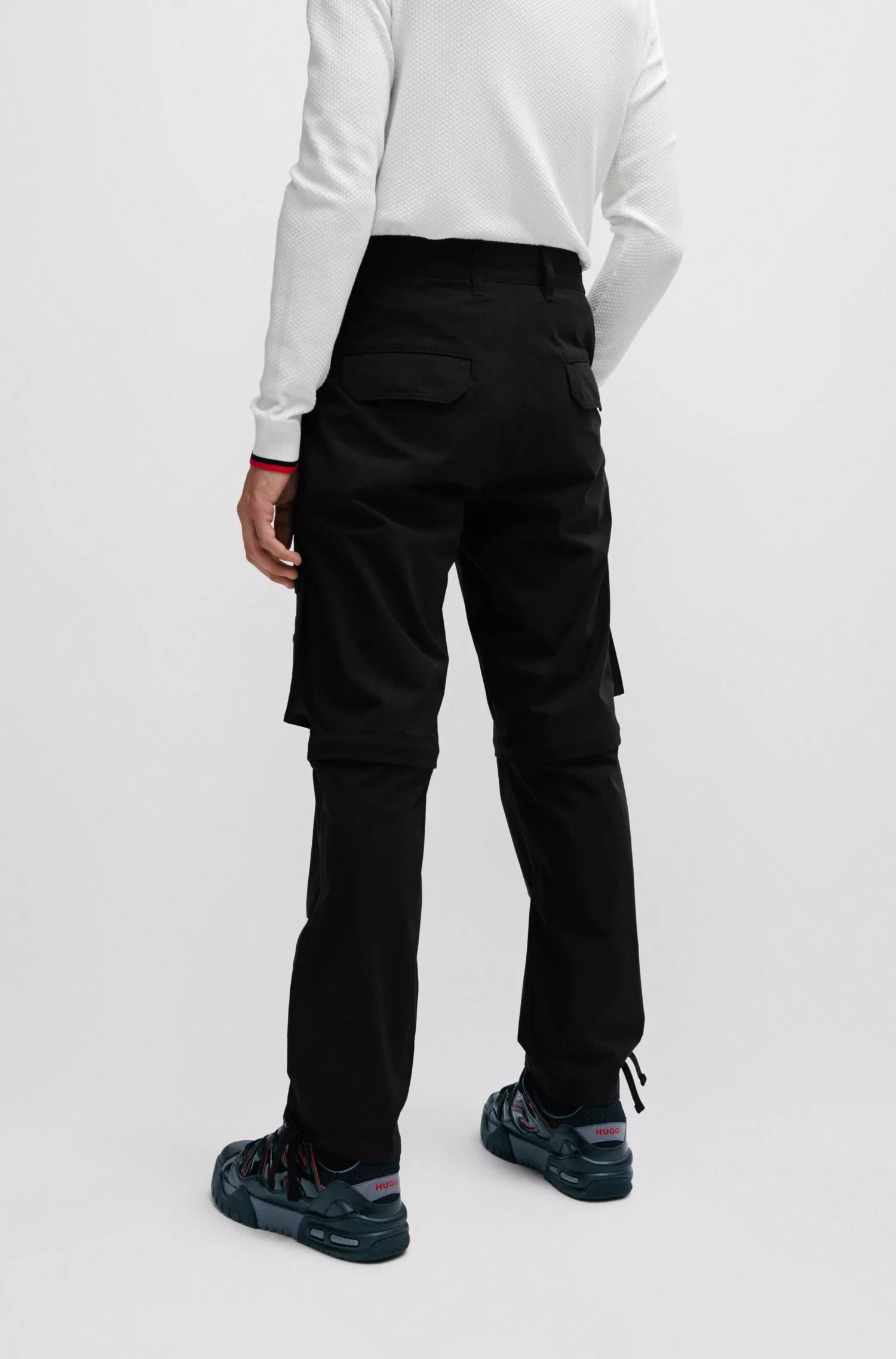 Calça cargo HUGO vermelha, corte regular, com tira de logo sobreposta.