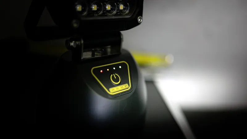 (1300Lumen) WORKLIGHT 16W Akku Arbeitsleuchte LED Handscheinwerfer Flutlicht Strahler mit 4 Magnethalter IP65 (65 00162) - Schwarz