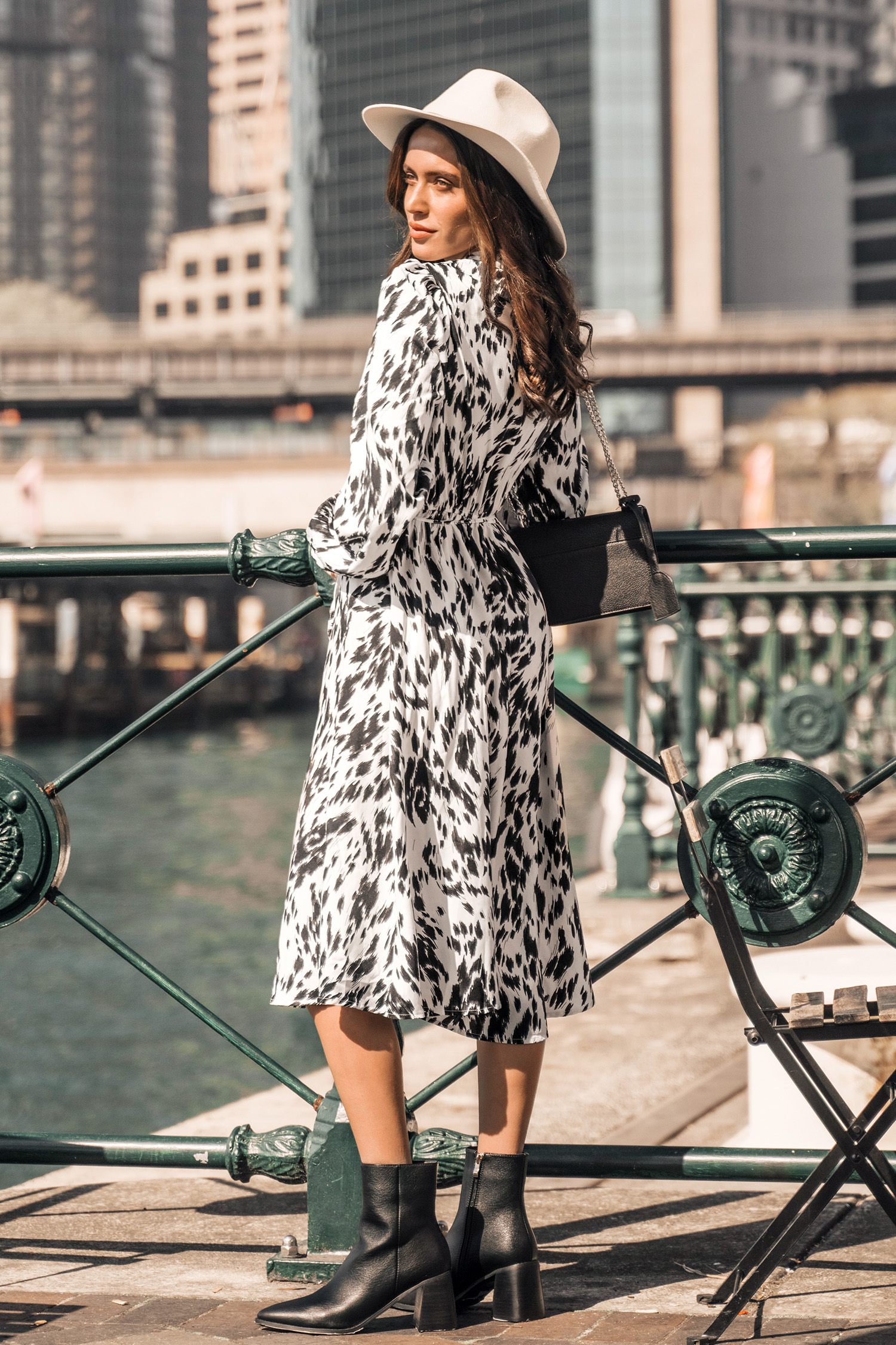 Robe midi à col montant et imprimé abstrait