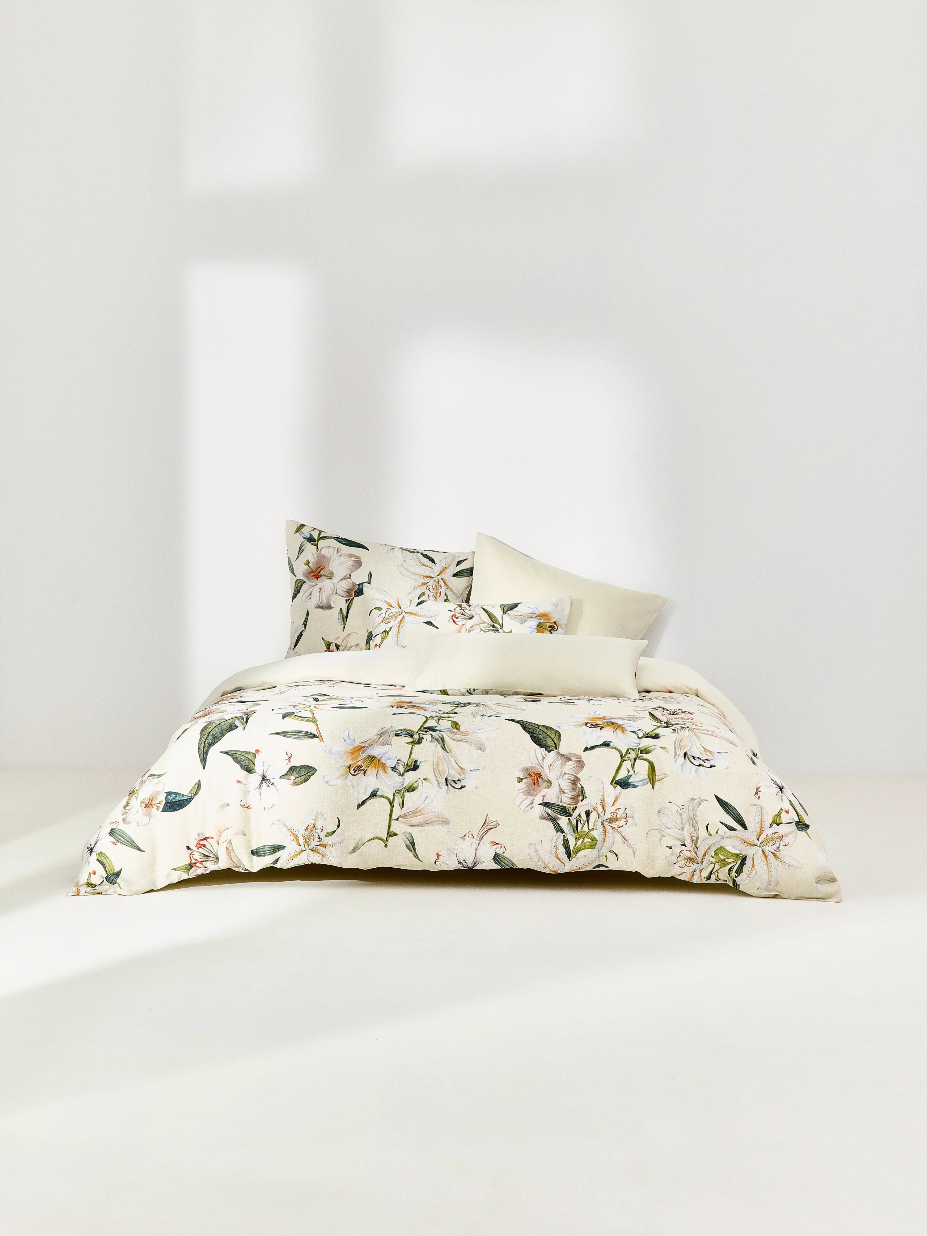Katoensatijnen kussenhoes Flori met bloemenprint