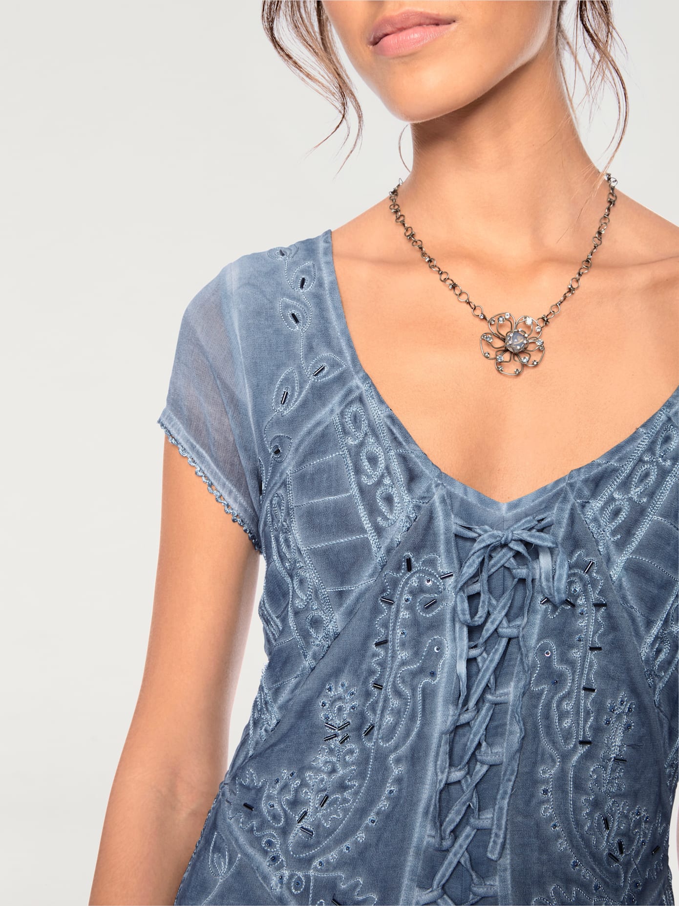 Robe brodée look romantique