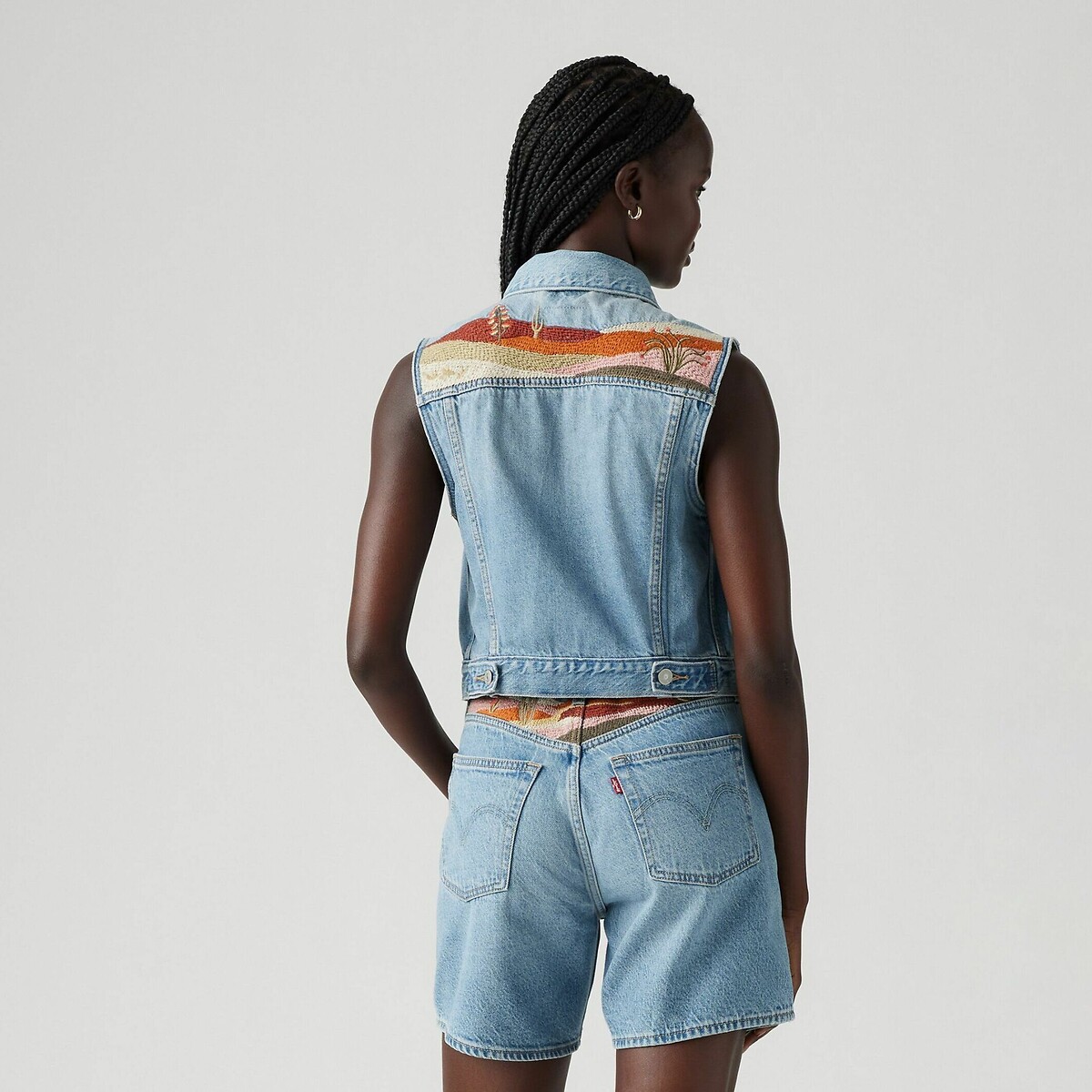 Colete jeans sem mangas bordado da Levi's