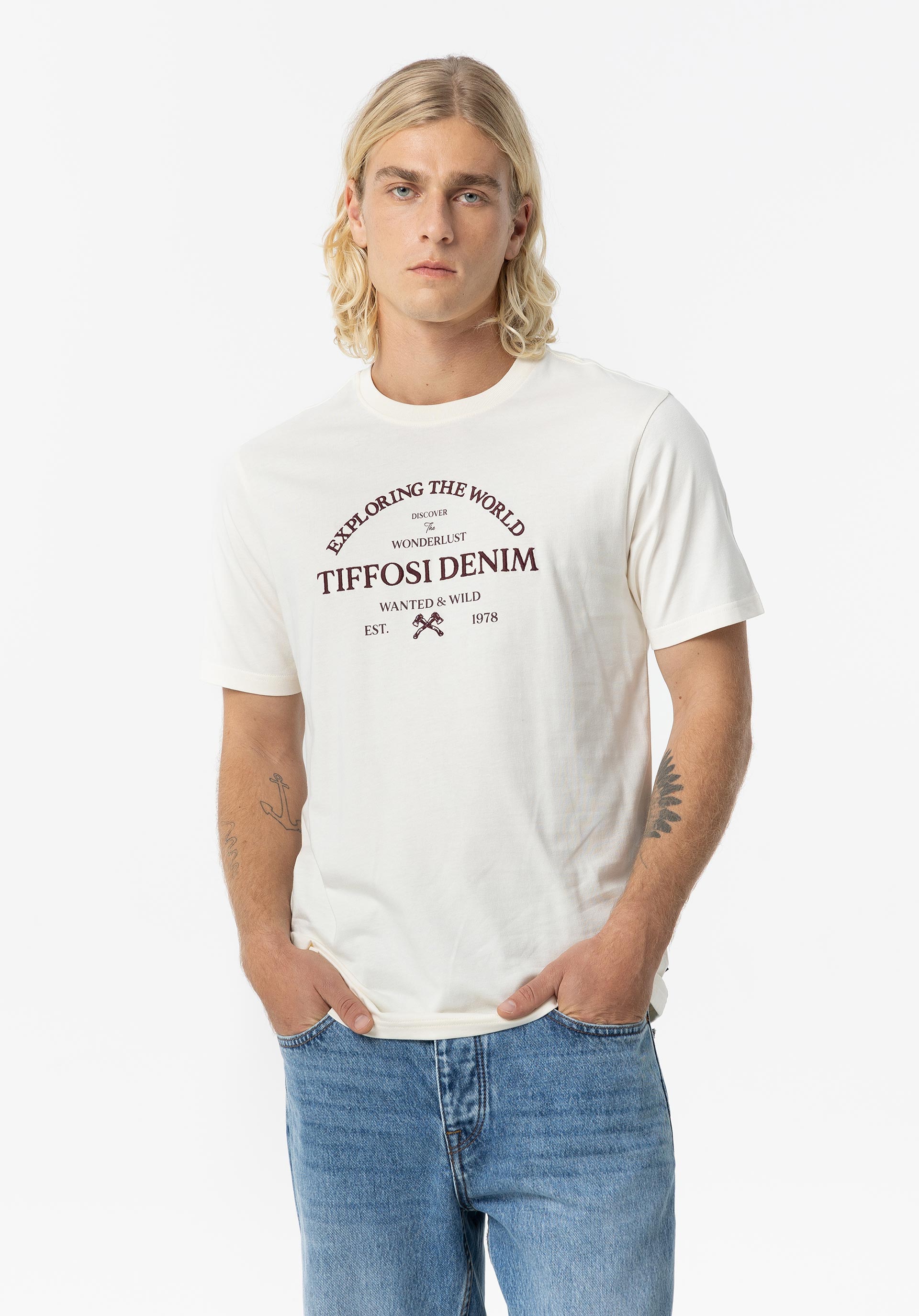 T-shirt com Estampado e Bordado Frontal