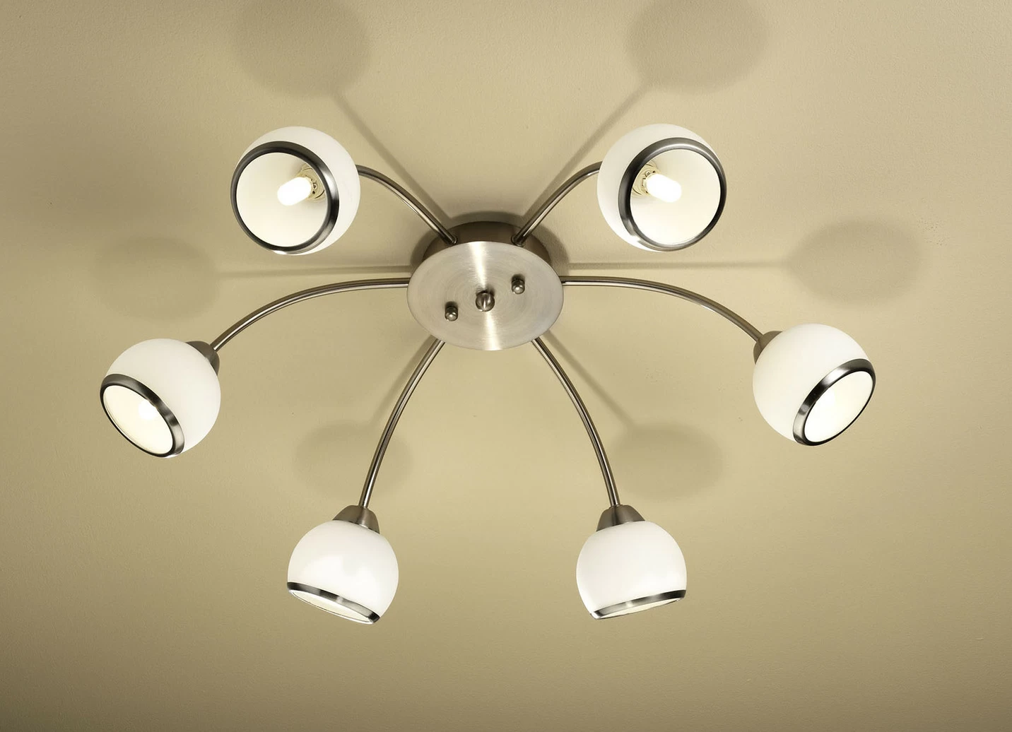 LED-Leuchten mit Gestell aus lackiertem Eisen
