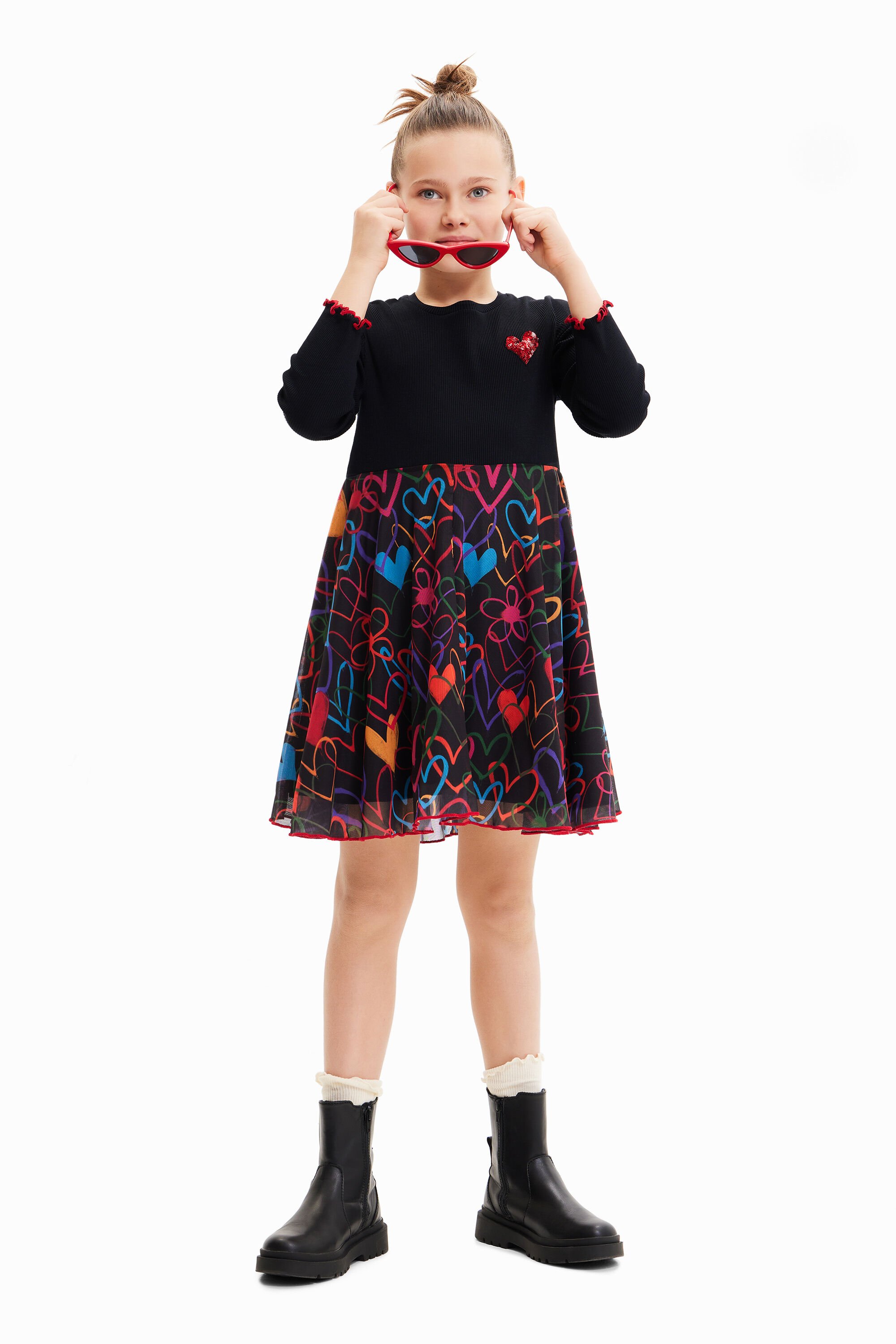 Vestido curto com estampa de corações