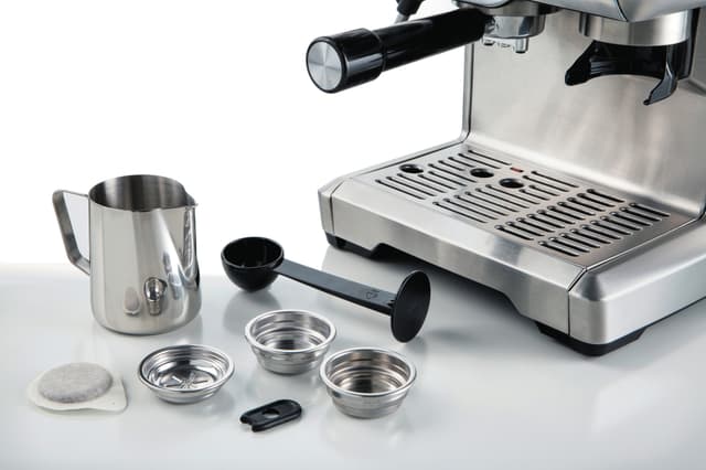 Espressomaskine i metal, med kværn