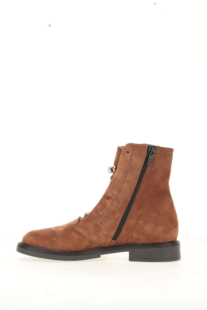 MJUS<br>Botas de tornozelo em camurça com detalhes de joias na frente