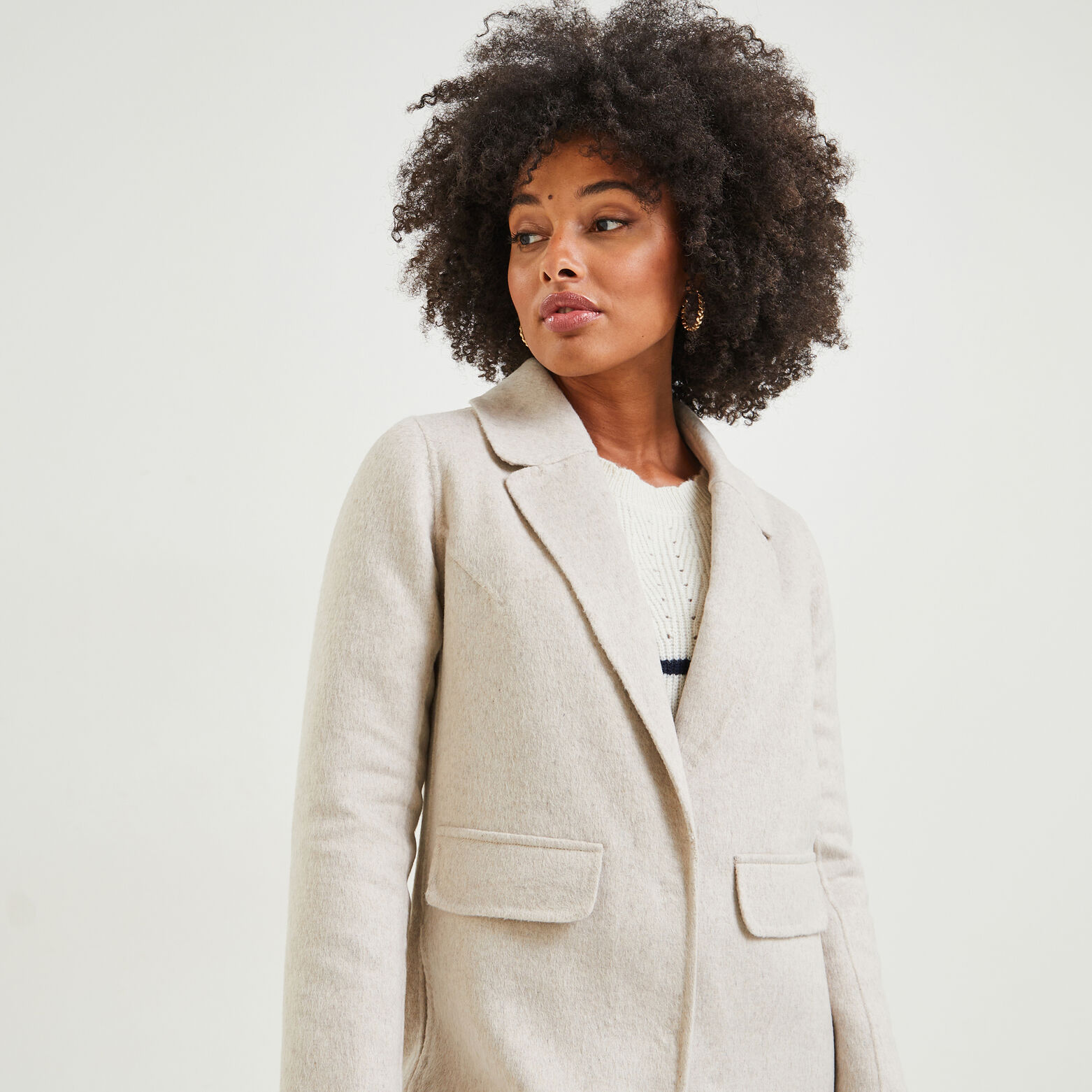 Manteau par-dessus femme