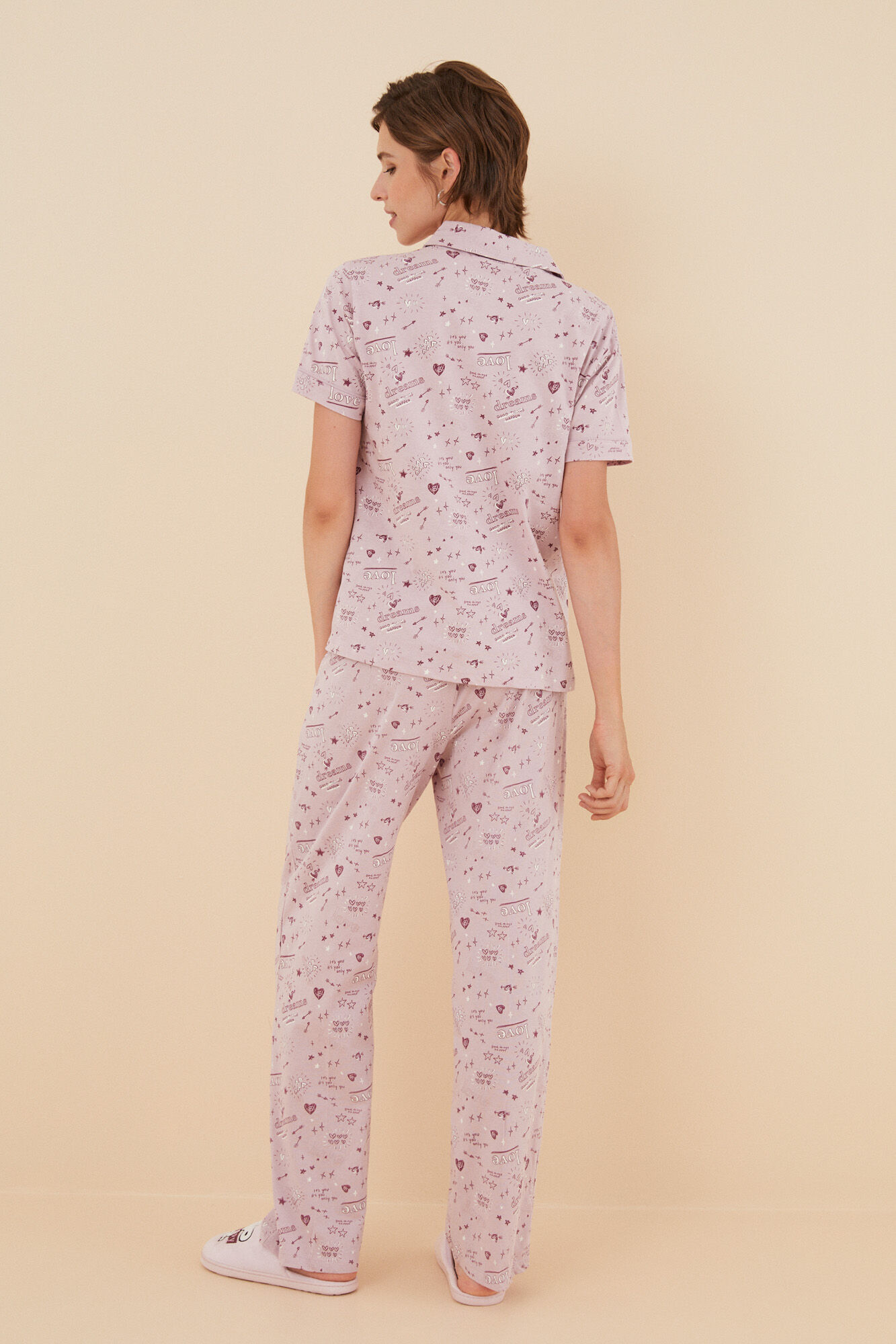 Pijama estilo camisa com estampa de corações rosa, 100% algodão.