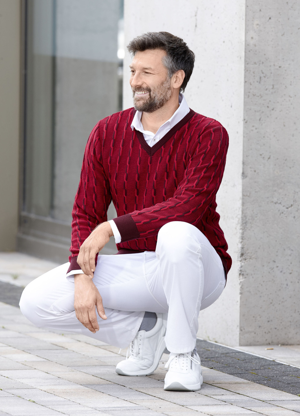 V-Pullover mit markantem Halsausschnitt in 3 Farben