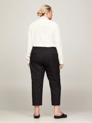 Calças chino de corte reto e slim fit com modelagem curva