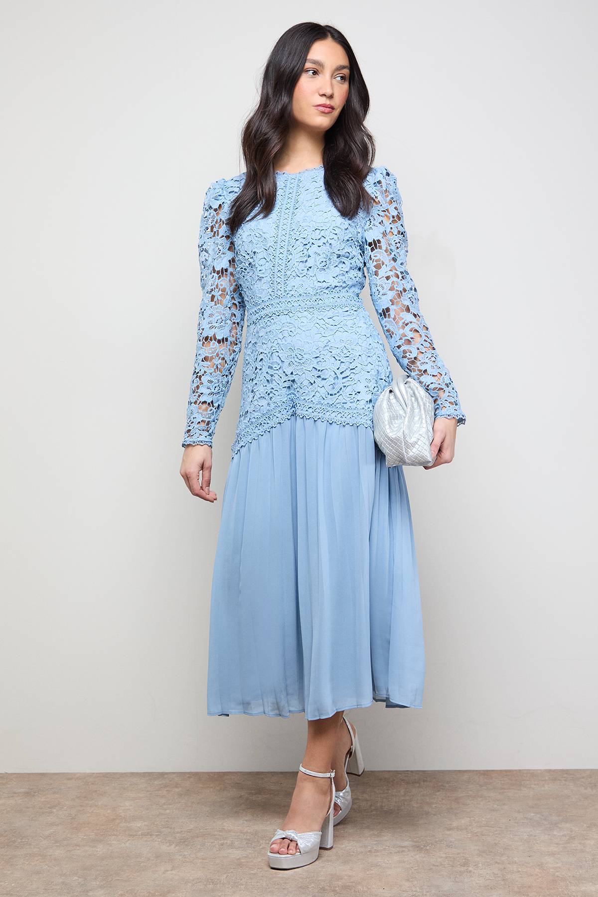 Oasis Robe Mi-Longue à Manches Longues avec Corsage en Dentelle et Jupe Plissée