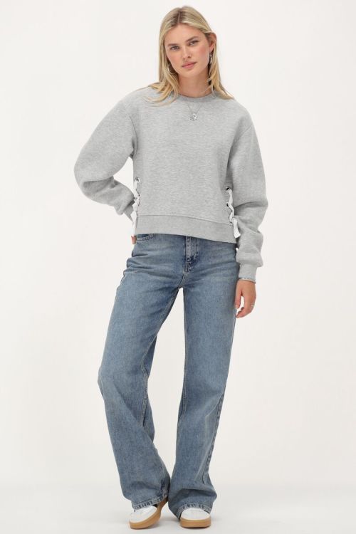 Grijze sweater met witte strikjes