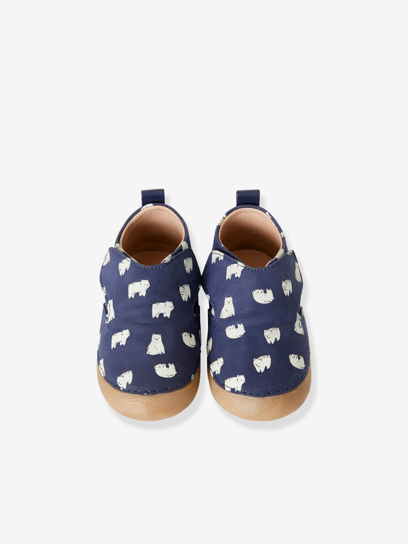 Pantufas de couro para uso doméstico com fecho de velcro, com detalhes em estampa fluorescente azul-escura.
