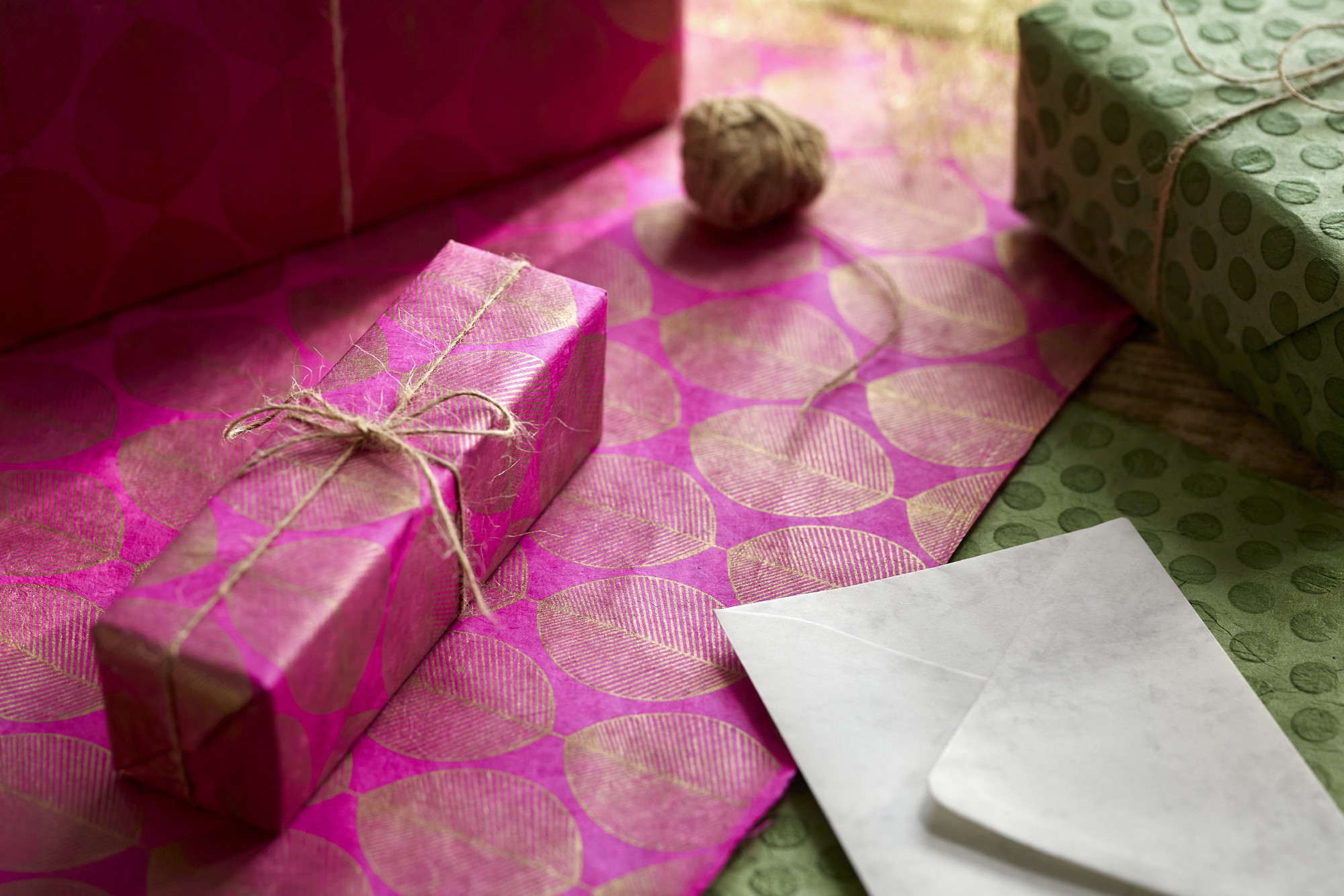 Geschenkpapier 'Schneebeere', rosa, gold, L 76 cm, B 50 cm günstig bestellen