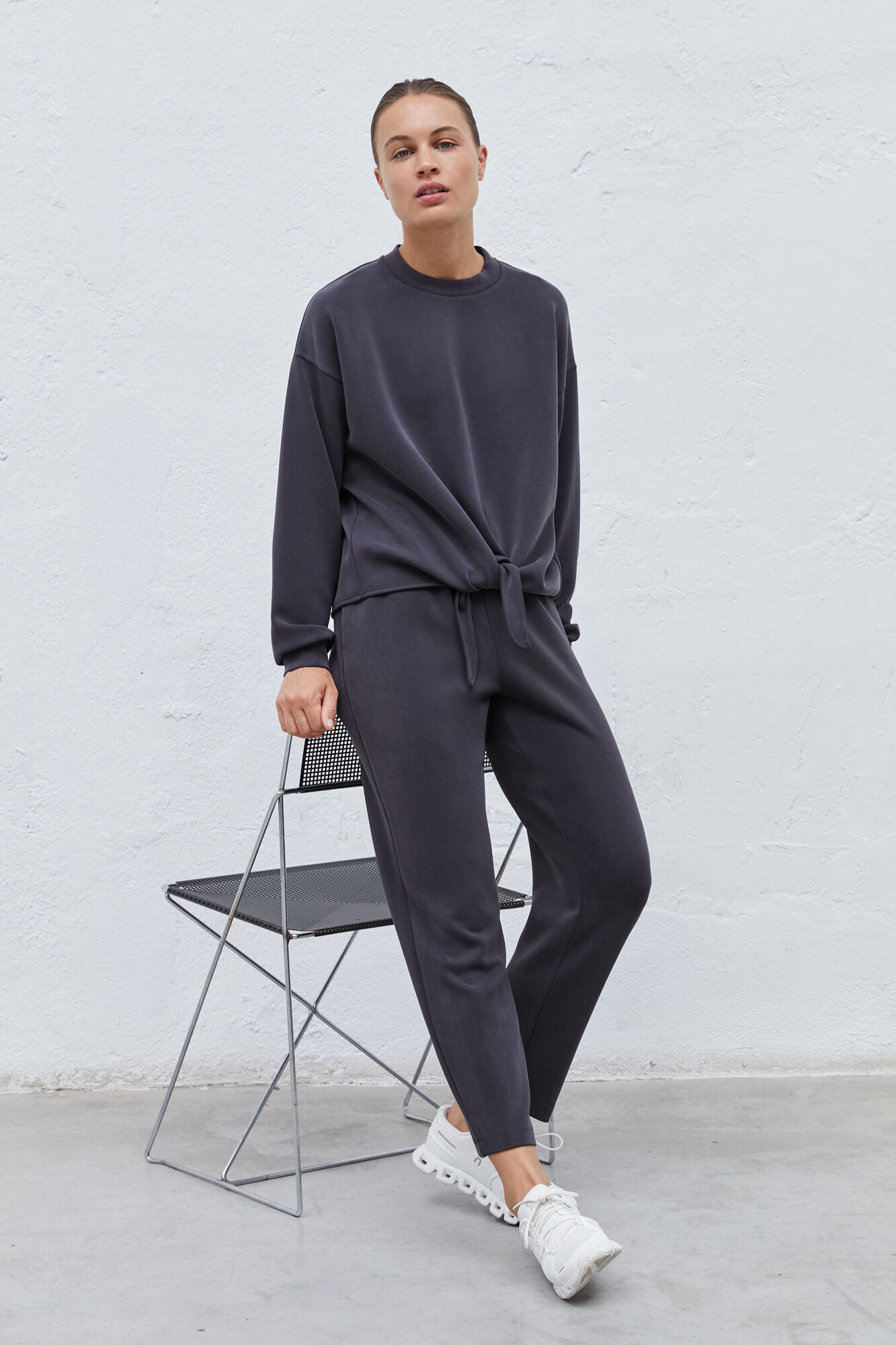 Calça jogger preta e cinza