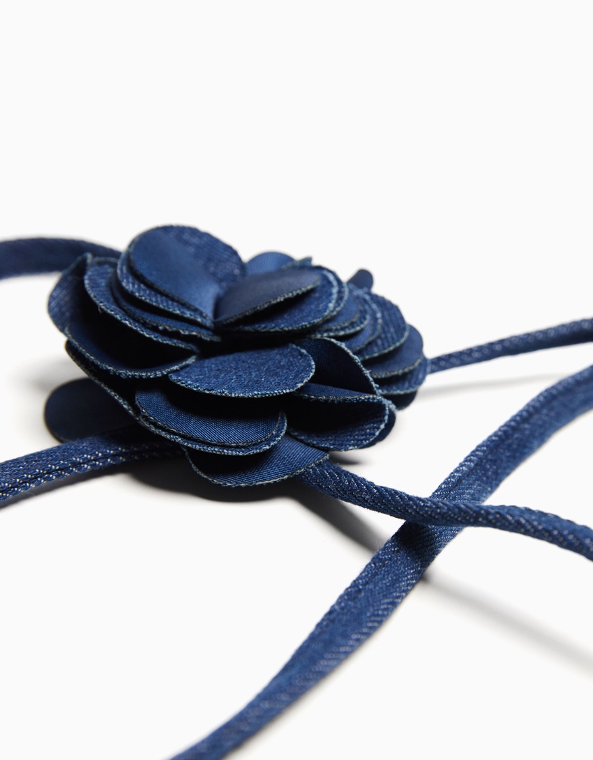 gargantilha floral em jeans