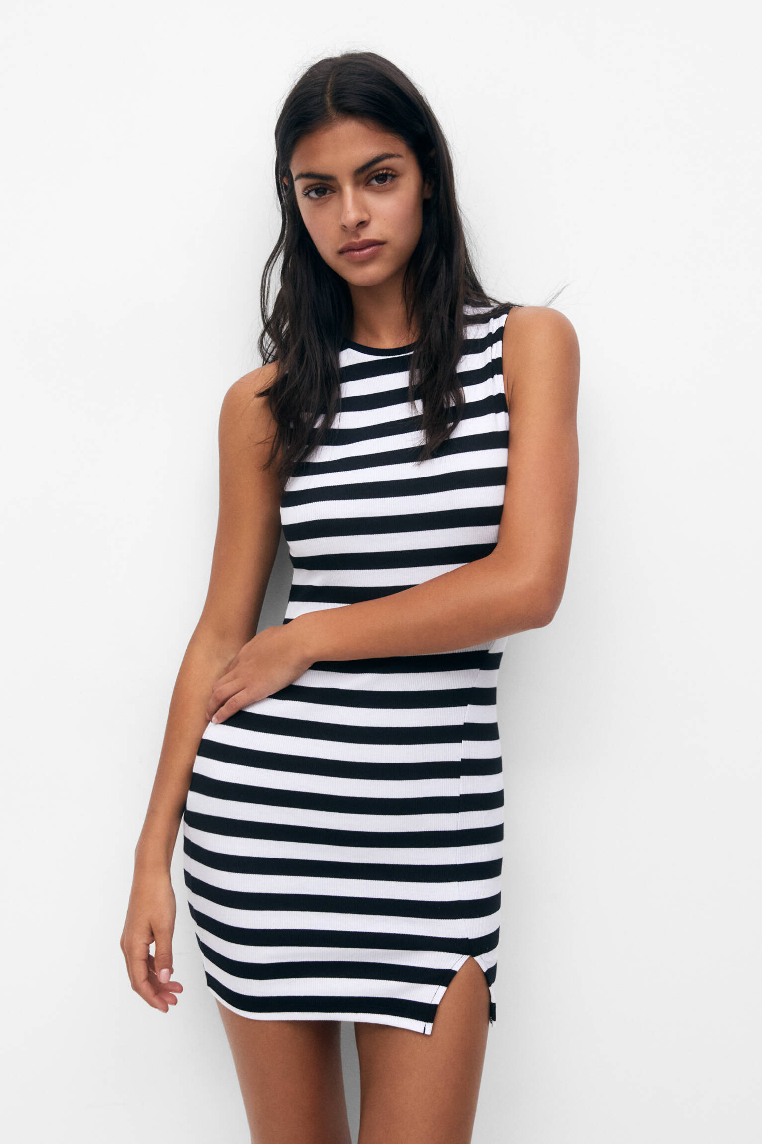 Vestido curto com detalhe de fenda - branco/preto
