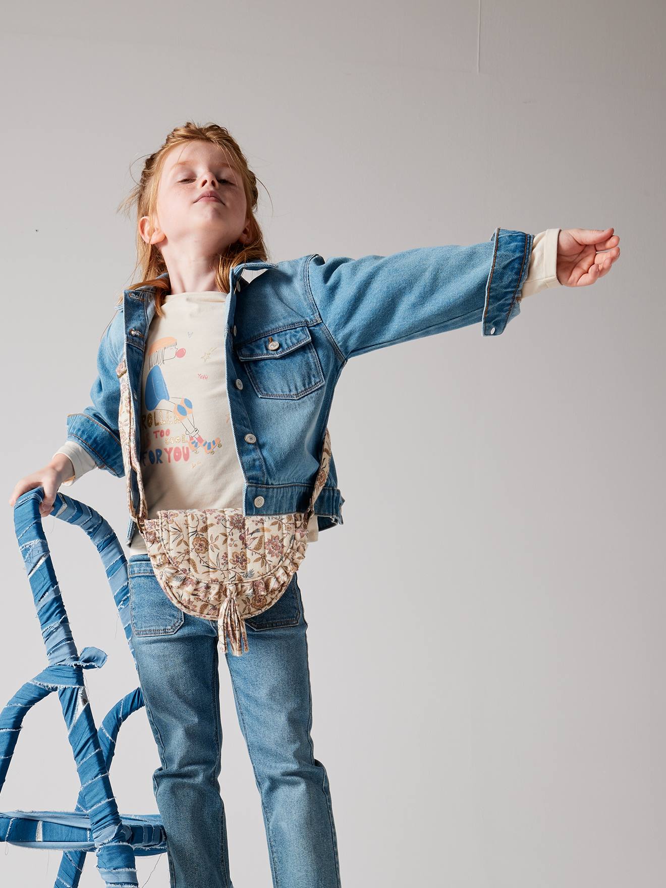 Camiseta com estampa feminina e detalhes de fantasia, camiseta infantil lisa rosa claro com estampas.