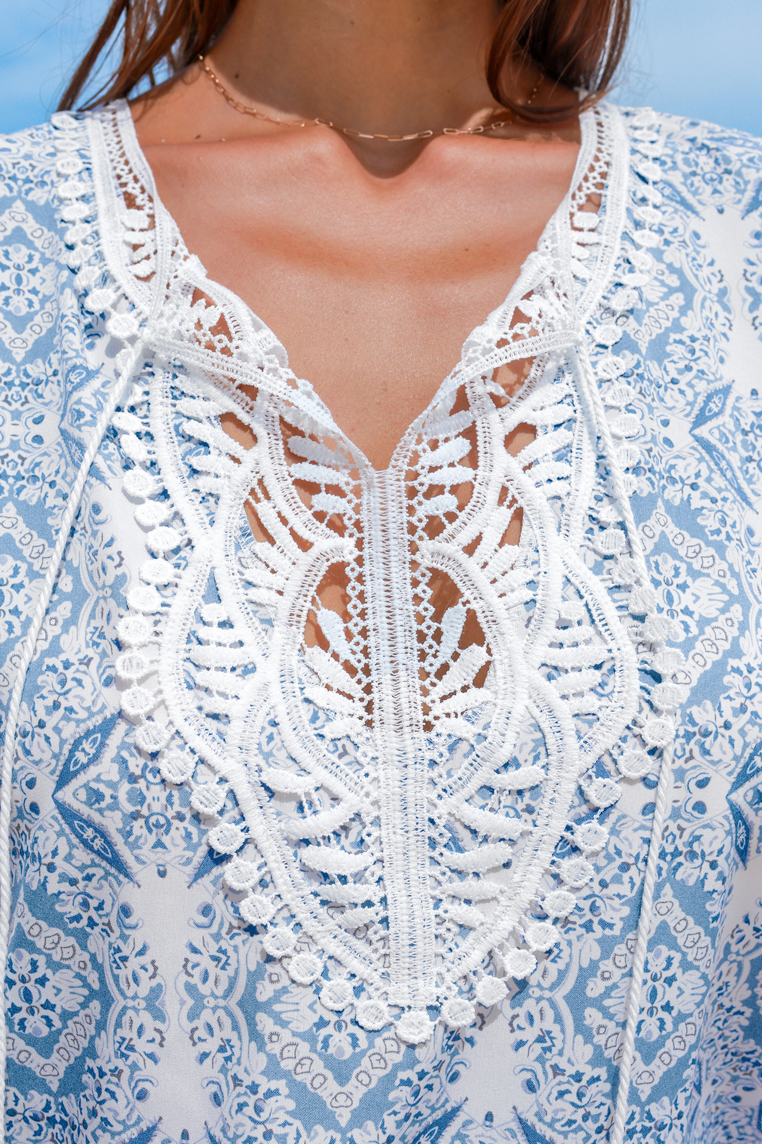 Robe cover up avec col fendu et nouer à pompons bleu clair