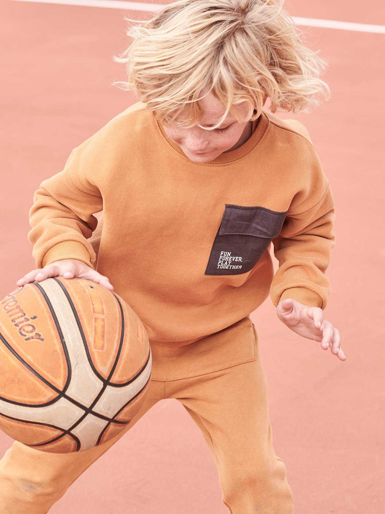 Moletom esportivo cor noz-pecã com dois bolsos de tecido para meninos
