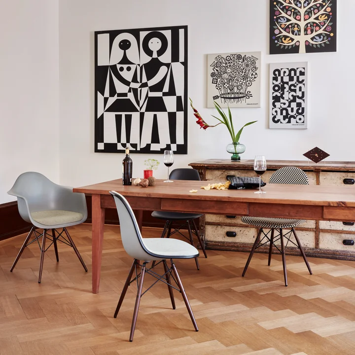 Vitra - Eames Plastic Armchair DAW RE, Ahorn dunkel / meerblau (Filzgleiter basic dark)