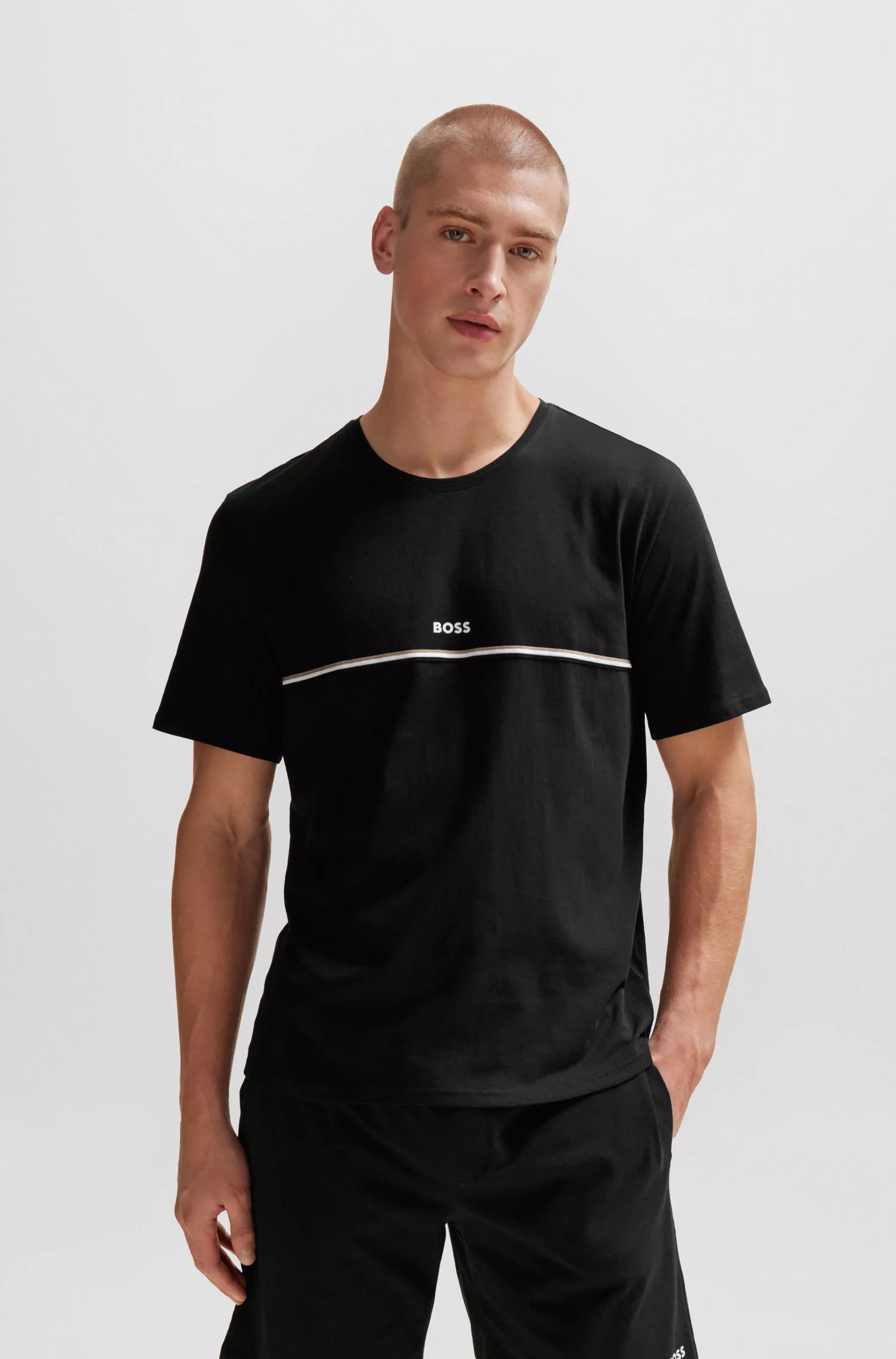 Camiseta de pijama BOSS preta em algodão stretch com listra e logotipo característicos.