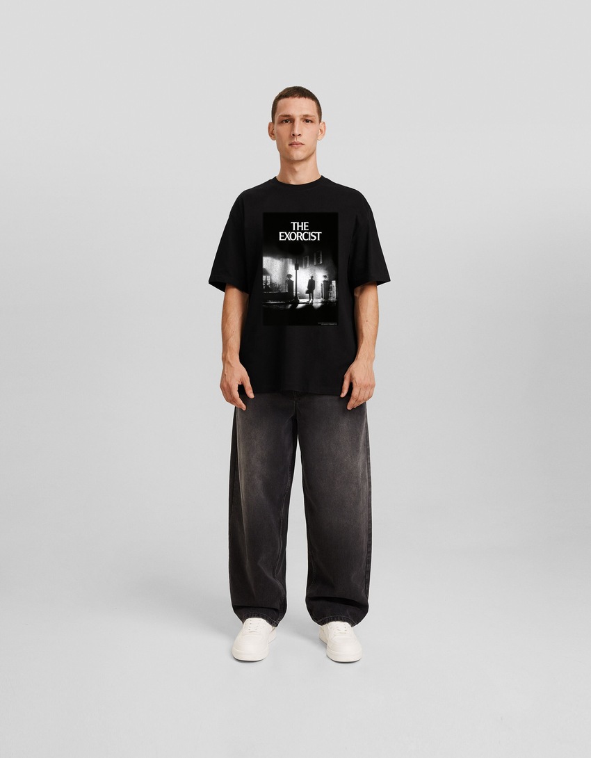Camiseta de manga curta com estampa do Exorcista e modelagem quadrada.