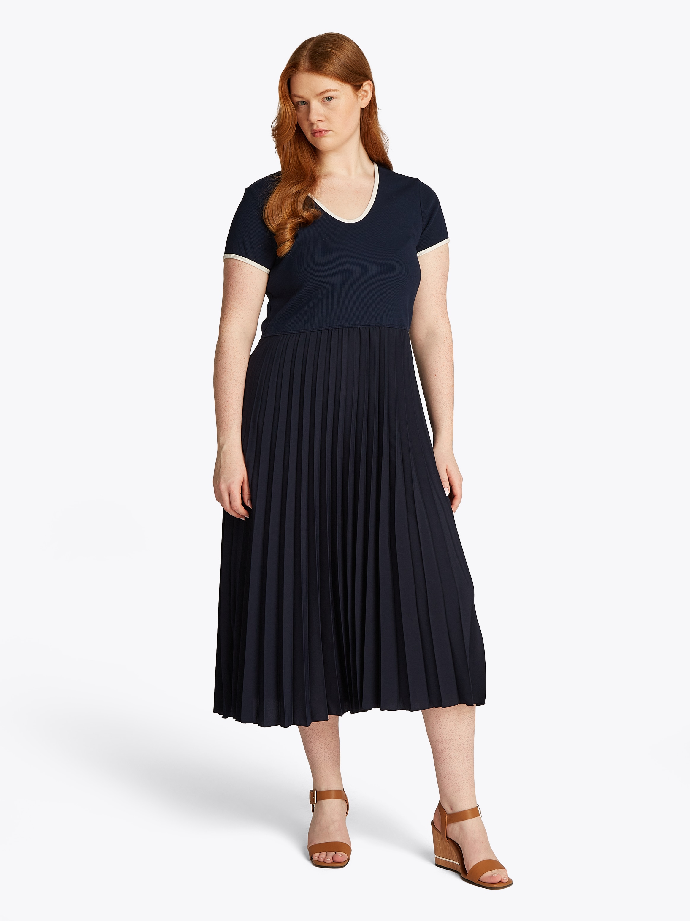 Tommy Hilfiger Curve Blusenkleid »CRV CONTRAST SOFT V-NK DRESS« in Grossen Grössen, mit tiefem Rundausschnitt