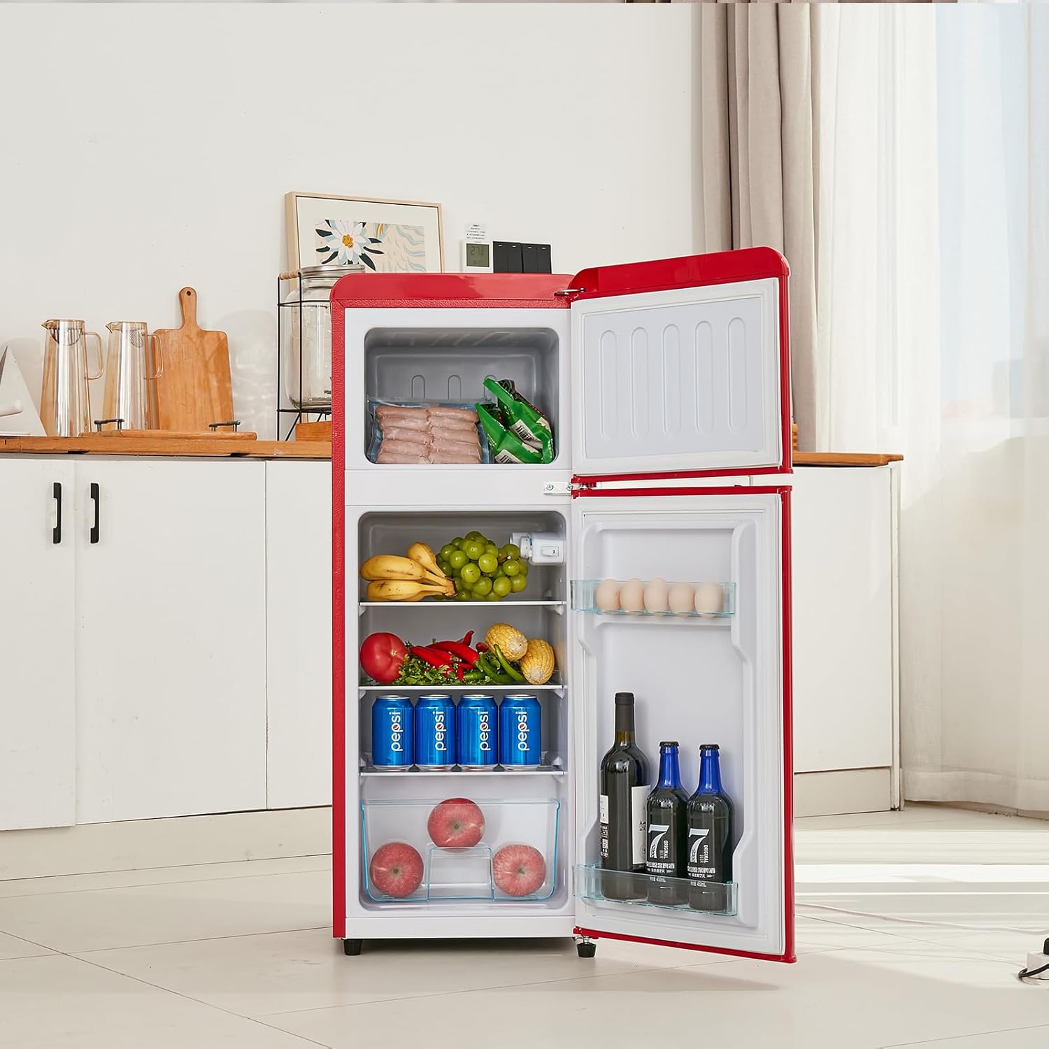 Retro-Kühlschrank. Kühl-Gefrier-Kombination, 105.5 cm hoch, 41 cm breit, zweitürig, mit 92 Liter Gesamtvolumen, 28 Liter Gefriervolumen. Türregale und Glasregale. 181 kWh/Jahr,