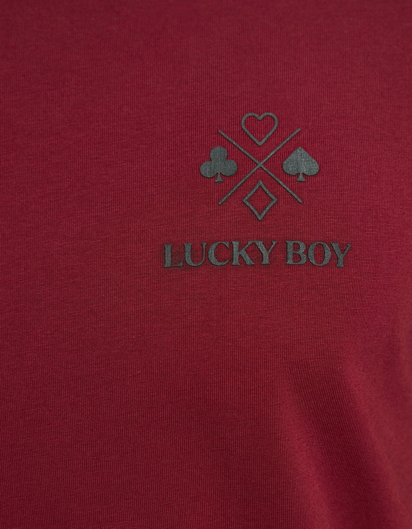 Camiseta de manga curta com modelagem justa e detalhe listrado.