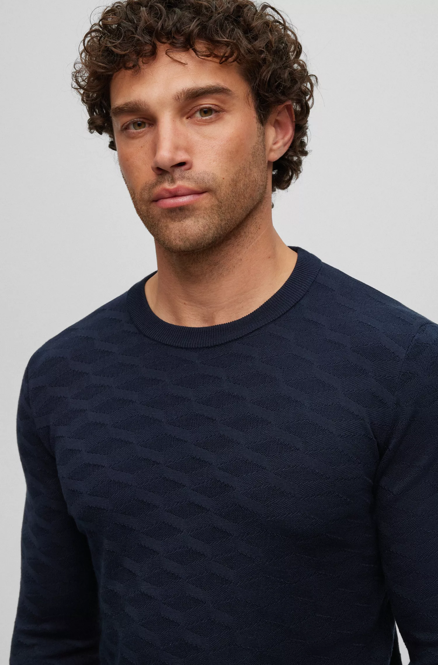 Suéter BOSS em seda cor camelo com estampa jacquard.