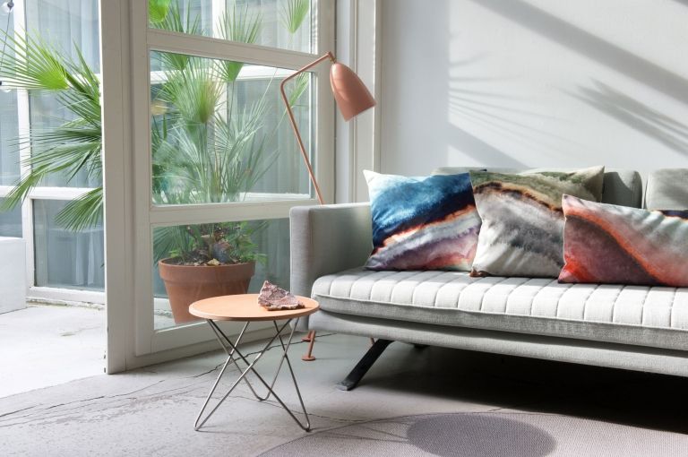 Gubi Gräshoppa vloerlamp warm grey