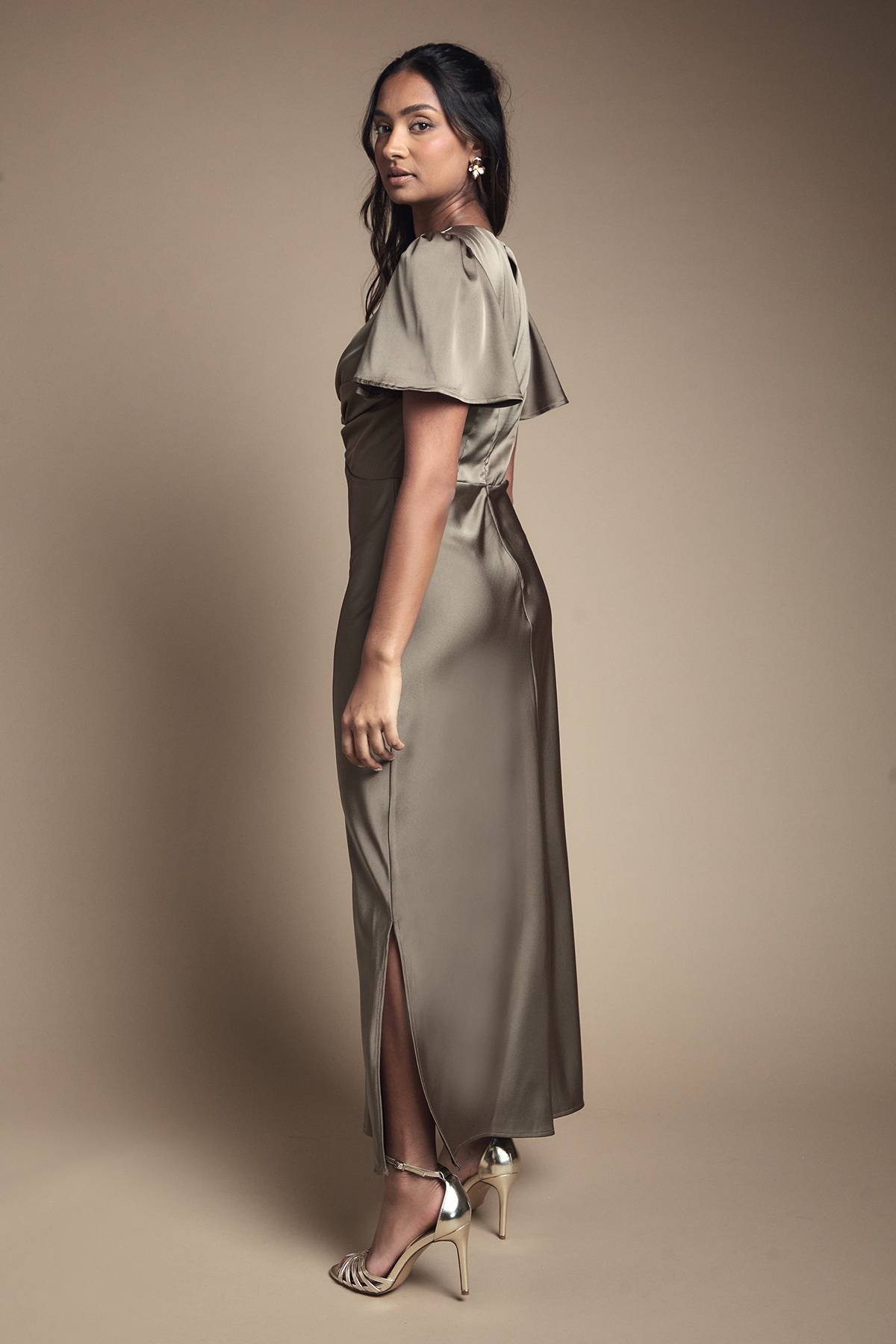 Oasis Robe De Demoiselle D'honneur Mi-longue Olive En Satin Avec Détail Torsadé Devant Et Manches Papillon